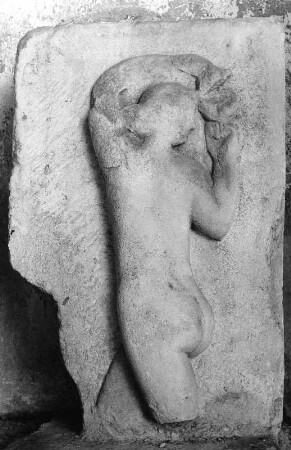 Römisches Grabrelief mit Bacchantin oder tanzender Mänade (Fragment)