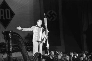 Bukarest: Aro-Palast, Frido Grothey spielt Akkordeon