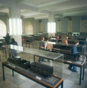 Nürnberg. Verkehrsmuseum. Blick in den Modellsaal des Museums. Modelle in Glasvitrinen