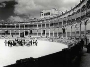 Touristen in der 1785 erbauten Stierkampfarena in Ronda, Andalusien