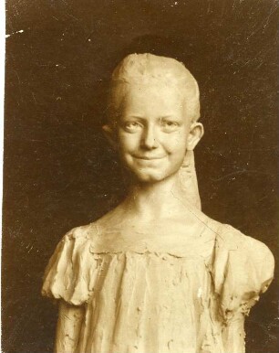 Porträt eines Mädchens in einem Kleid mit Puffärmeln : Porträt eines Mädchens in einem Kleid mit Puffärmeln. Originalgips für Bronzeguss (um 1920; C. Brose)