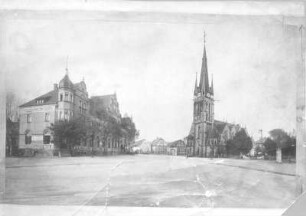 Weinböhla. Kirchplatz mit Zentralgasthof (1899-1900) und Martinskirche (1893-1895; T. Quentin). Blick nach Norden gegen das Weingut "Peter-Keller"