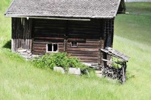 Vorratsspeicher : Historischer Vorratsspeicher auf einer Bergwiese. Aufgenommen im Zillergrund bei Mayrhofen (Tirol) am 29. Mai 2009