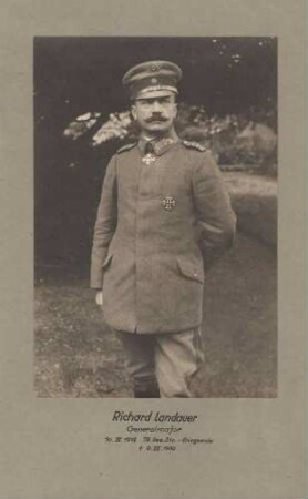 Richard Landauer, Generalmajor, Kommandeur der 79. Res.-Division 1918, stehend, in Uniform, Mütze und Orden, Brustbild