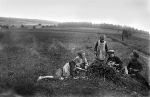 Kinder beim Feuer machen