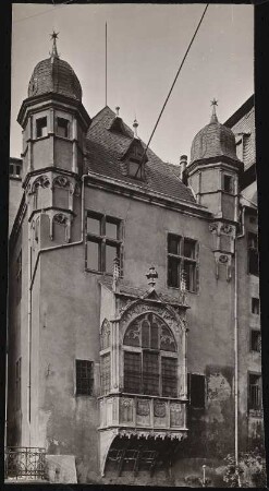 Schöffenhaus des Rathauses, Koblenz: Ansicht mit flankierenden Türmen und Erker