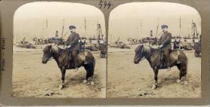 Akureyri/ Island: Tourist posiert beim Ponyreiten