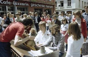 Freiburg: Klavierduo auf dem Rathausplatz