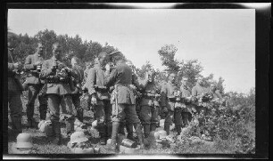 "Romagne-Lager" bei Verdun (=Romagne-sous-les-Côtes, Dep. Meuse, Frankreich): "Gasmasken-Appell"