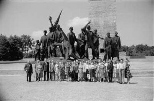 Weimar. Nationale Mahn- und Gedenkstätte Buchenwald. Glockenturm und Buchenwald-Denkmal (1952/1958; F. Cremer)
