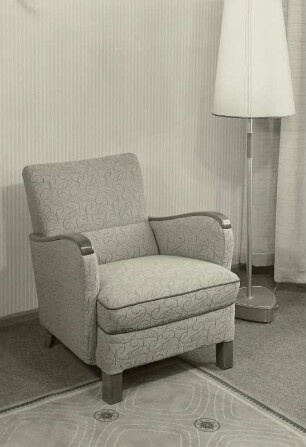 Stehlampe : Sessel (1956) und Stehlampe in Ausstellungskoje