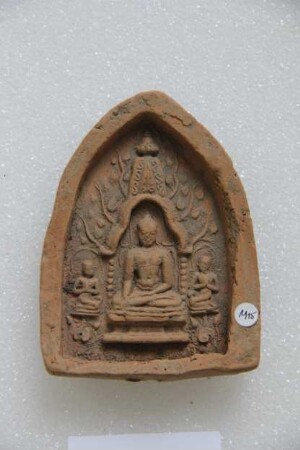 Votivtafel mit Buddha in Tempel vor Bodhibaum und zwei Adoranten