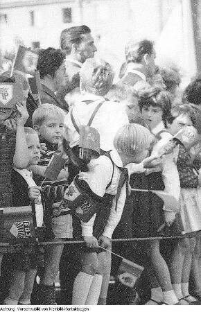 Theater, Film, Rundfunk, Fernsehen: Fernsehspiel "Spielbank", Sowjetischer Film "Erwachsene Kinder", Sowjetische Künstler unterwegs in Dresden, Französische Filmschauspieler, Landessender Dresden, Übertragungswagen, Sprecher, Antennen auf Häuserdächern, Sprecher mit Henrik Beer, Sekretär der Liga der Rotkreuzgesellschaften, Mai 1961 - Oktober 1965 & Königstein, Familie Fülfe und "Struppi", Mai 1961 - Oktober 1965 & Dresden, Modell des Fernsehturms, Architekten: Kurt Nowotny, Hermann Rühle, Johannes Braune, Mai 1961 - Oktober 1965