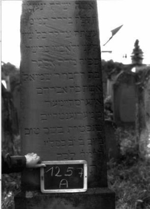 Grabstein 1257 (Index: 100104477) Material: Sandstein Zustand: stellenweise angewittert Maße HxBxT: 210x60x34 cm Beschreibung: Obelisk: Grabstein 1257A