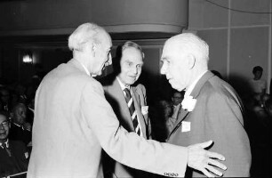 12. Tagung 1962 Physik; Eröffnung 25.6.1962: Karl Georg v. Hevesy, Otto Hahn, Nils Bohr stehend im Gespräch