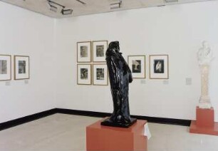 Honoré de Balzac (Letzte Studie) : Dresden-Altstadt. Ausst.: Vor 100 Jahren. Rodin in Deutschland, 10.06.-13.08.2006. Ausstellungsgebäude an der Brühlschen Terrasse (Lipsius-Bau). Raumaufnahme hinteres Kabinett unter der Empore. Ansicht mit "Honoré de Balzac" (Letzte Studie, 1897) und Fotografien von E. Druet