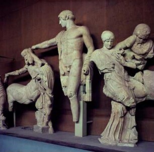 Westgiebel, Figur N, Kentaur; Figur O, Lapithin; Figur L, Apollon; Figur H, Lapithin und Figur G, Kentaur : Olympia. Archäologisches Museum. Westgiebel des Zeustempels, 3. Jahrzehnt des 5. Jh. v. Chr. Raubender Kentaur, Apollon, Hippodameia und Kentaur