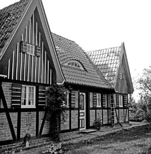 Siebenbäumen (Kreis Herzogtum Lauenburg): Siebenbäumener Mühle: Restaurierung: restauriertes und wiederaufgebautes Fachwerkhaus des Gutes Trenthorst: vorn Rasenfläche: hinten rechts Büsche