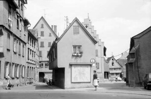 Biberach: Brunnenfigur mit Geflügelschild [Straße, Haus mit Ortsplan]