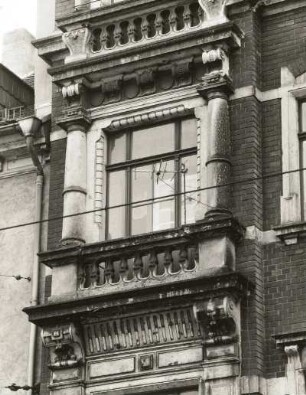 Dresden-Neustadt, Bautzner Straße 52. Wohnhaus mit Laden (um 1895). Fenster (2. Obergeschoß)