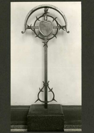 LGA. Aus einer Ausstellung schmiedeeisernes Grabkreuz