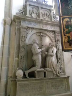 Stadtkirche-Chorraum Innen - Ansicht im Ostnordosten-Epitaph des Philipp von Wolmershausen (g 1583) und Gemahlin (g 1593)-Personen in vollplastischer Steinmetzarbeit in Übersicht