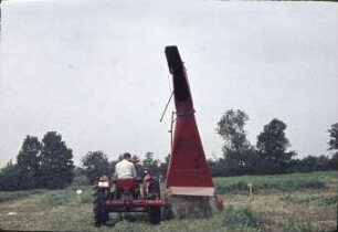 Schlegelfeldhäcksler Massey Ferguson; Hinteransicht; Mähzetten von Luzerne ;