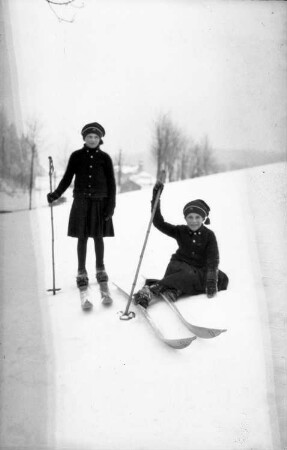 Erzgebirge. Zwei Kinder beim Skilaufen