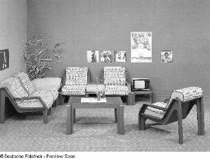 Fünf Sessel, Couchtisch und Beistelltisch (1981; Petrolchemisches Kombinat Schwedt)