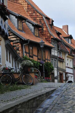 Quedlinburg - Historische Fachwerkhäuser : Historische Fachwerkhäuser stehen unterhalb der Stadtmauer. Aufgenommen am 20. Juli 2012 in Quedlinburg