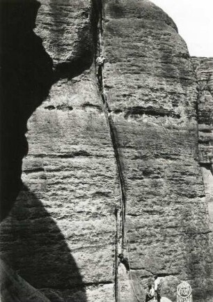 Sächsische Schweiz, Schrammsteine. Dreifingerturm. Seilschaft Ehrhardt Renger im Südriß (VIIb)