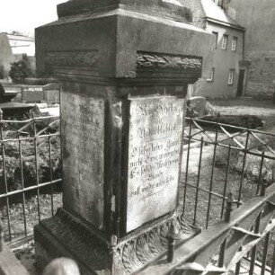 Grabmal der Familie Schömberg : Grabmal der Familie Schömberg. Sandstein (1786/1800). Böhlen-Großdeuben, Kirchlicher Friedhof, Hauptstraße 50