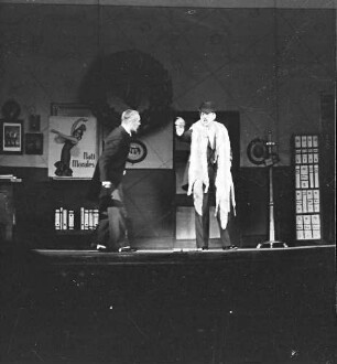 Scala: Willy Bolesco mit Pelzkragen um