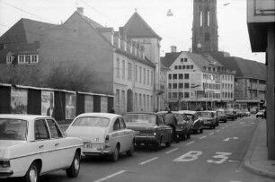 Freiburg: Auto-Stau auf der linken Spur von Habsburger Straße, von der Straße aus