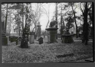 alter Friedhof, 1834, Grabsteine z,T. 18. Jh. vom Friedhof an der Albrechtstraße stammend