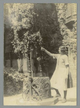 Am Drachenbrunnen im Wartburghof : Eisenach. Junge Frau am Brunnen im ersten Burghof der Wartburg