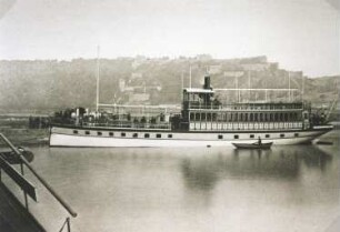 Dampfboot an der Moselmündung