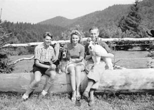 Poiana Brasov: Pu, Gina und ich (Willy Pragher), mit Hunden, auf einem Baumstamm