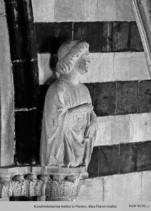 Heiligenbüsten zu Seiten der Obergadenfenster : Halbfiguren im Langhaus