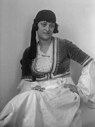 Frau in griechischer Tracht