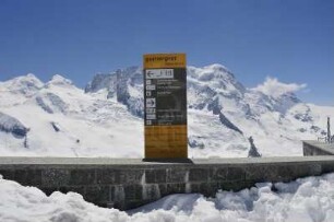 Zermatt - Berggipfel mit Hinweisschild : Hinweise in einsamer Berglandschaft. Aufgenommen auf dem Gornergrat am 17. Mai 2010 bei Zermatt