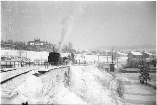 Schneefahren Lok 12, Einfahrt frei, im Mittelgrund die Liegehalle (1954 - 1993), 1995 Robert-Seifert-Straße in Gammertingen erschlossen