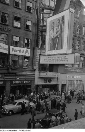 Blick auf die mit Passanten und Propaganda gefüllte Petersstraße während der Herbstmesse 1953