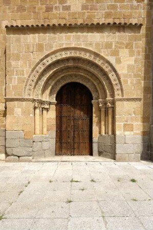 Iglesia de San Andrés — Westportal mit Figurenkapitellen