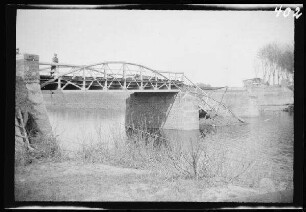 ehemaliges Ostpreußen: beschädigte Brücke über die Memel (?) ("von den Russen zerstörte Brücke in Ostpreußen")