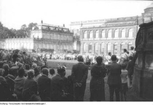 Dresden, Zwinger. Veranstaltung der Volkssolidarität im Zwingerhof, um 1957