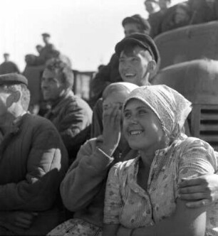Zuschauer einer Aufführung : Kasachstan, Zuschauer eines Feldkabaretts