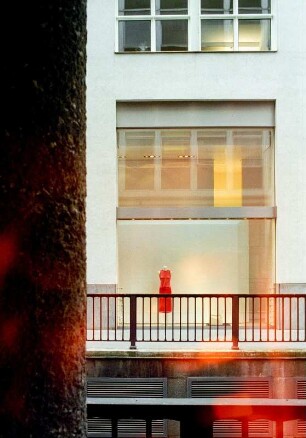 Neuer Wall, Schaufenster mit rotem Kleid, 08.2003