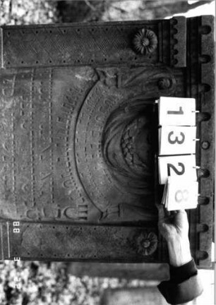 Grabstein 1328 (Index: 99903325) Material: Sandstein Maße HxBxT: 149x73x12 cm Symbolik: Eichenblätter und Eicheln Besonderheit: kulturhistorisch wertvoll / hist.-wiss. und künstl.-formale Gründe (Gemeindestellung): Grabstein 1328 (Detailaufnahme 3)