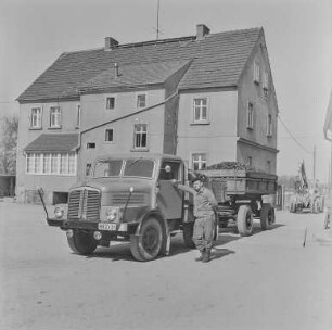 LKW mit Anhänger : Guttau. LKW vor einem Verwaltungsgebäude